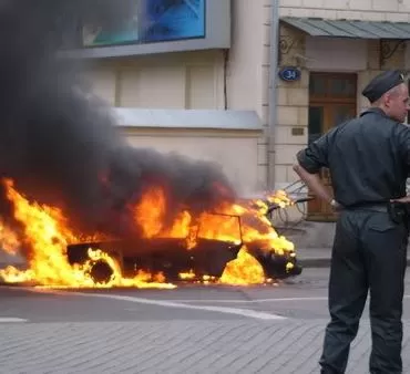 В Астрахани во дворе дома подорвали автомобиль бизнес-леди