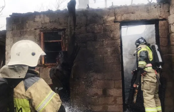 В астраханском селе более трех часов пылал дом, погибла пенсионерка