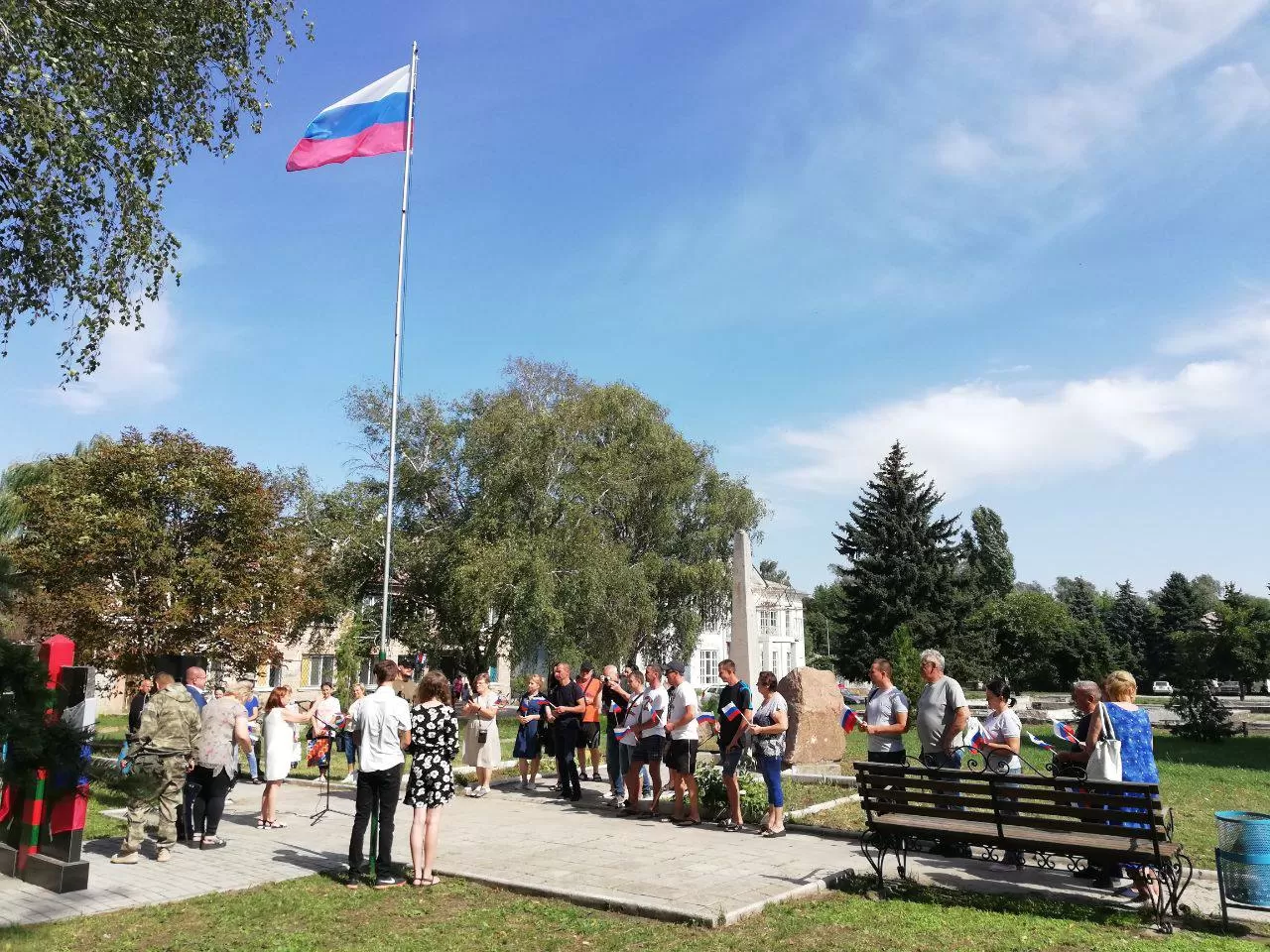 Сегодня в городе Кременная Луганской Народной Республики отметили День  российского флага