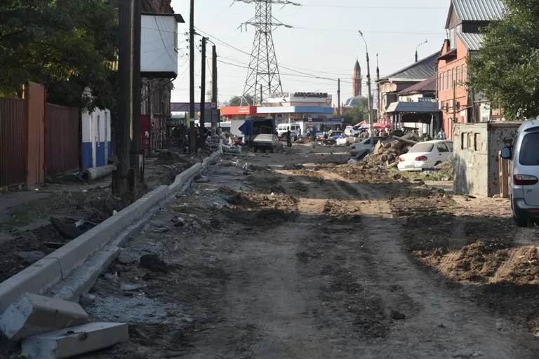 Несанкционированная торговля тормозит ремонт многострадальной улицы Каховского в Астрахани