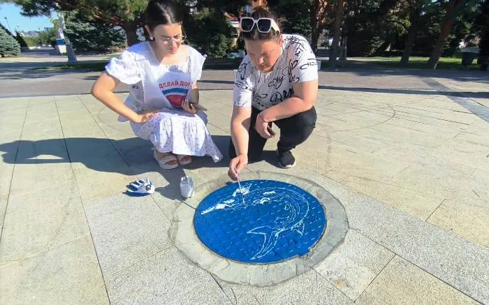 В Астрахани  у памятника Петру I разукрасили люки смотровых колодцев
