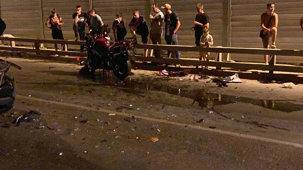 В Астрахани на Кирикилинском мосту при столкновении серьёзно пострадал мотоциклист