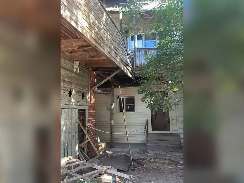 В центре Астрахани частично обрушился балкон жилого дома 