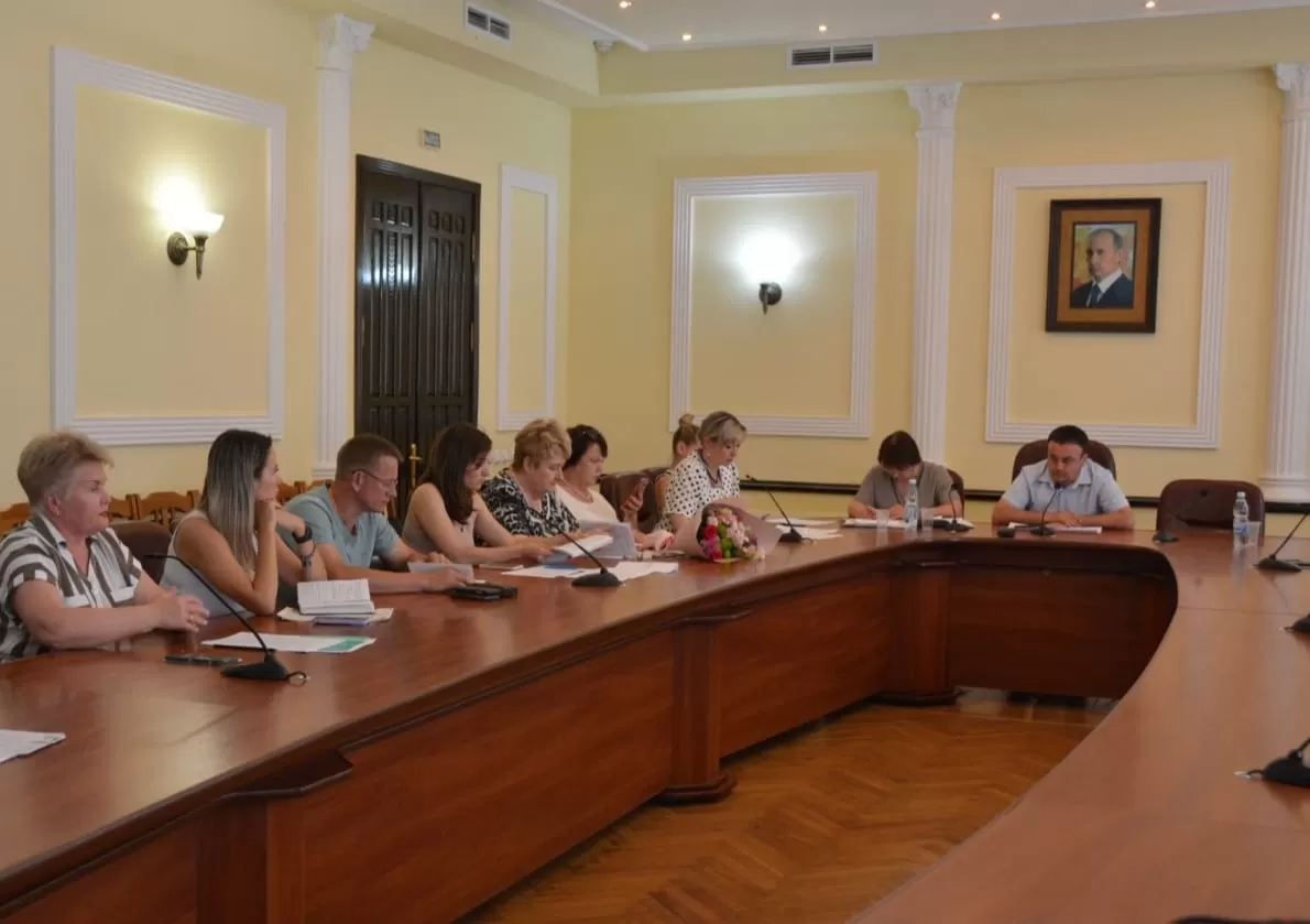 Молодежную политику в Астрахани обсудили на трехсторонней комиссии