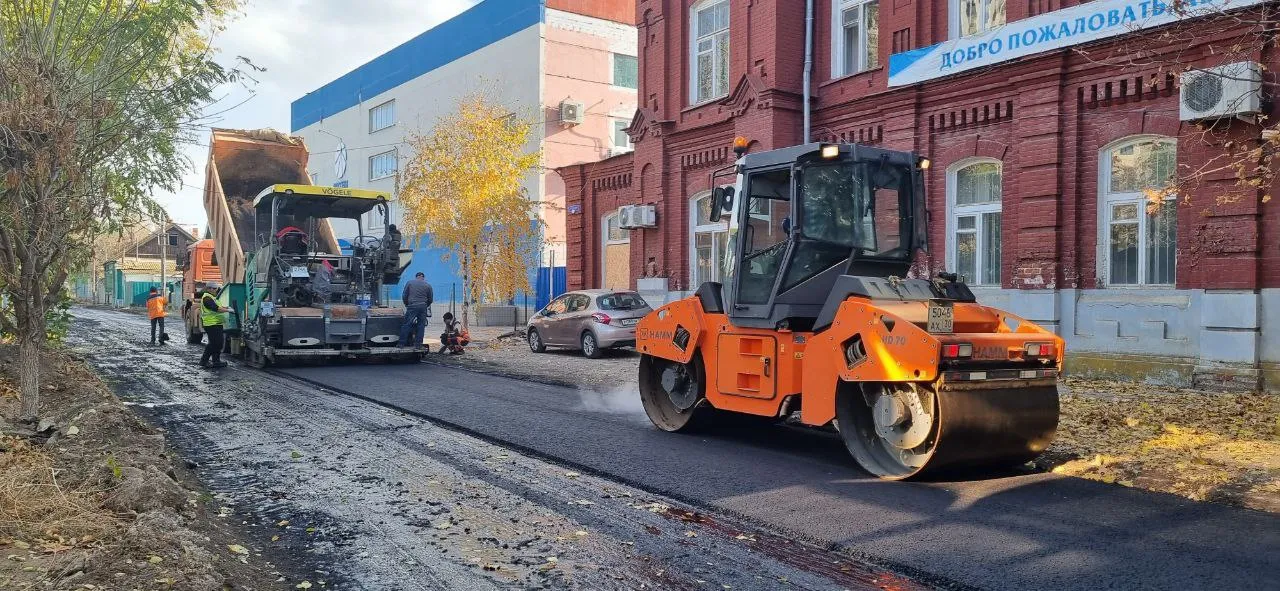 Еще одну улицу из дополнительного списка начали ремонтировать в Астрахани