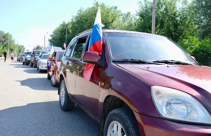 В Камызяке устроили автопробег в честь Дня России