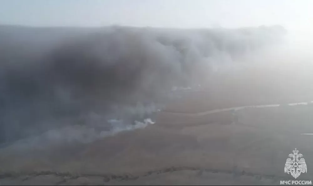 Пожар в дельте Волги угрожает астраханскому селу