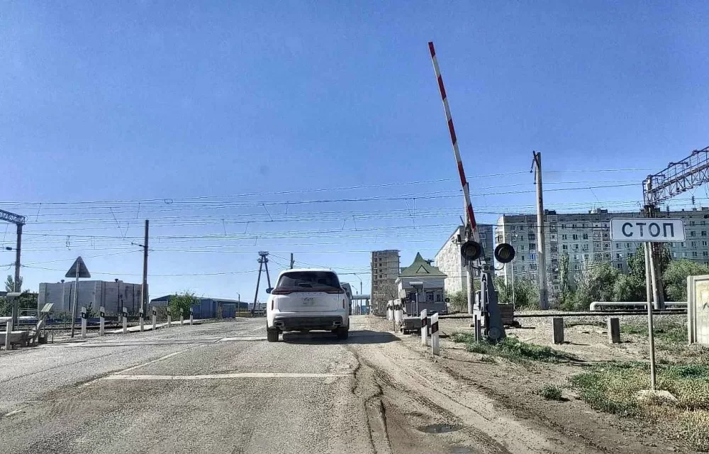 Астраханских автомобилистов предупреждают о закрытии железнодорожного переезда