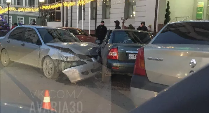 В центре Астрахани произошла крупная авария с участием четырёх машин 