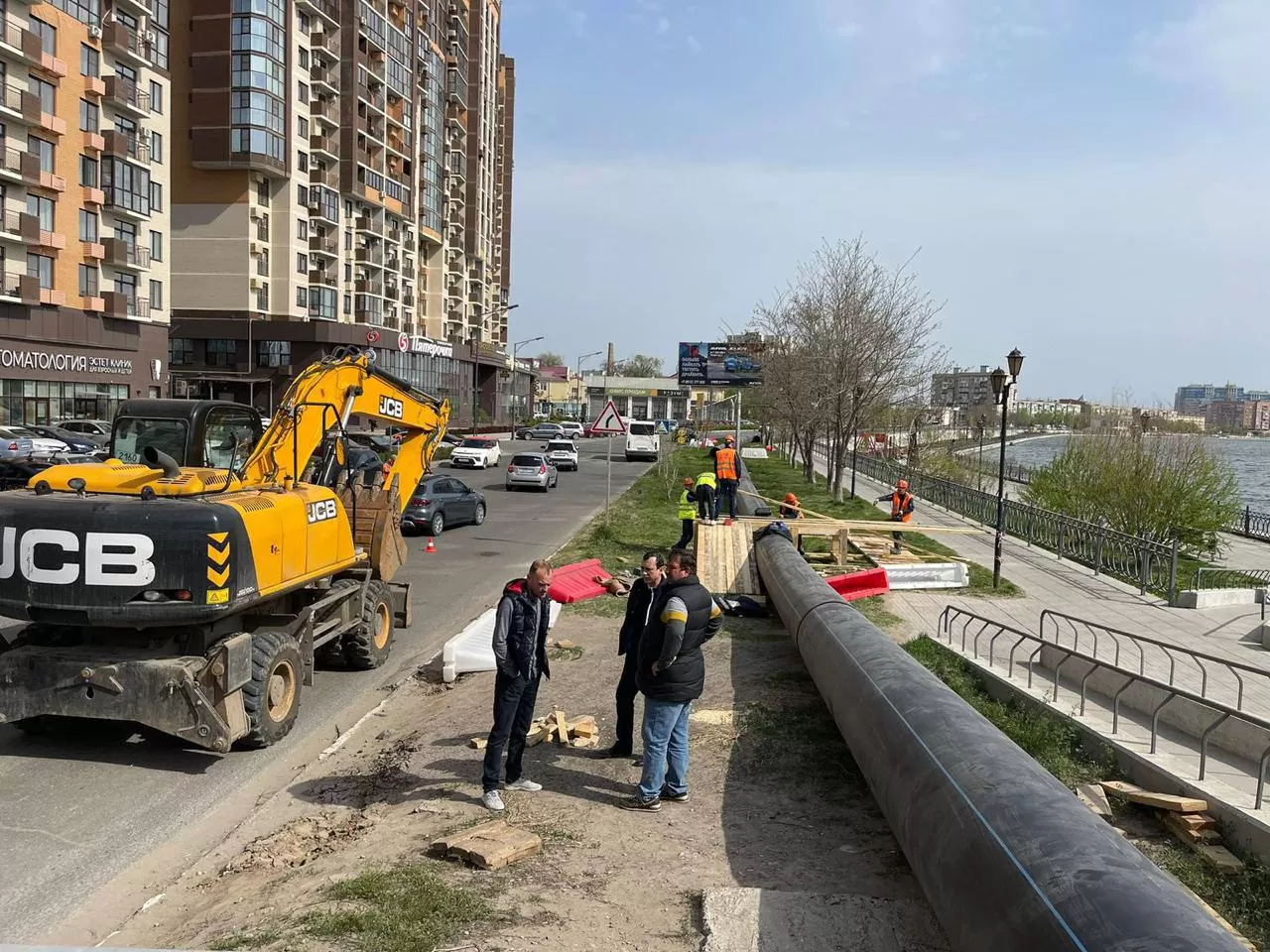 Это очень масштабно: в Астрахани меняют сети водоканала уже на 17 участках