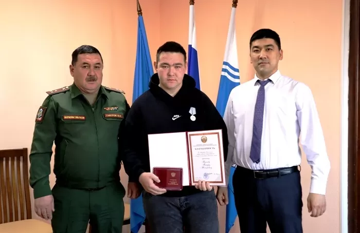 В Астраханской области участнику СВО вручили медаль «За отвагу» и благодарность Верховного главнокомандующего