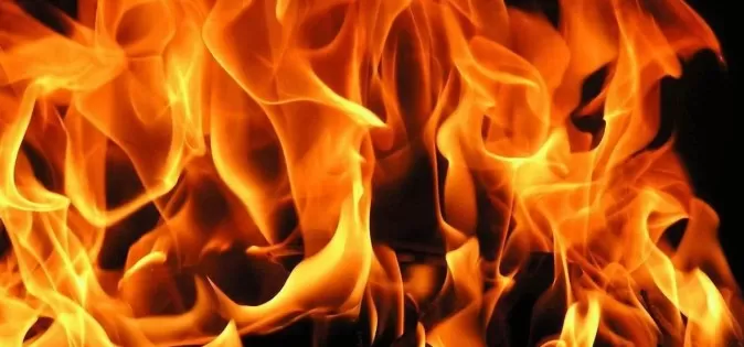 В Астраханской области по неосторожности спалили заброшенный дом
