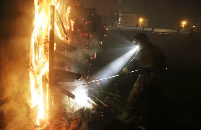 Вечером в течение часа произошли два крупных пожара в разных районах Астрахани