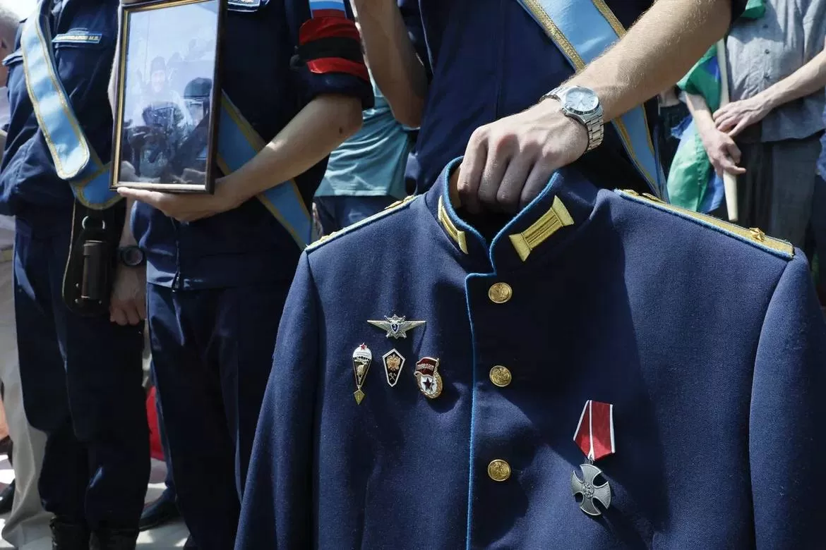 Под Астраханью простились с погибшим десантником, сыном главы села Осыпной  Бугор