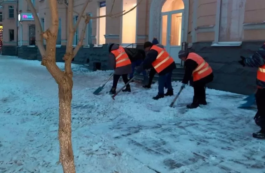 За три дня в Астрахани убрали 270 тонн снега и наледи