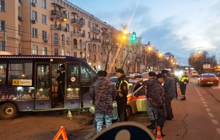 В центре Астрахани столкнулись синий «миник» и машина Росгвардии. Есть пострадавшая