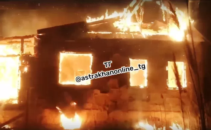 Под Астраханью почти два часа горел нежилой дом