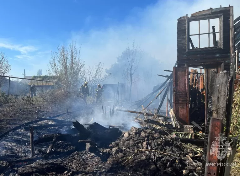 В Астрахани прямо сейчас тушат крупный пожар в частном секторе