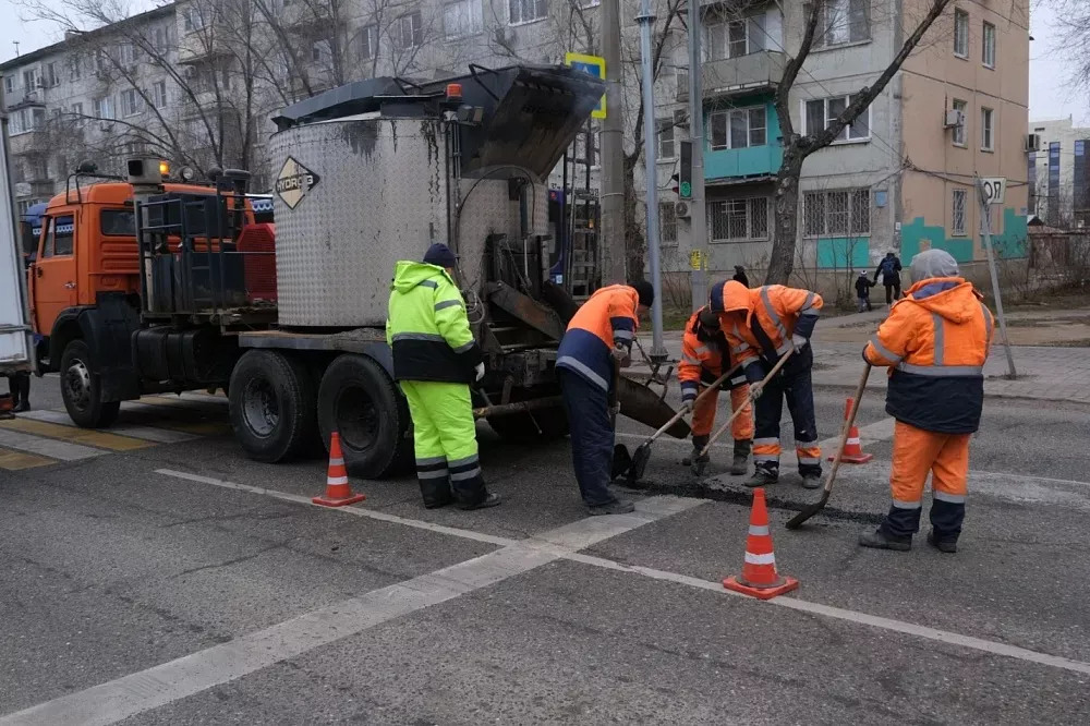 Пока не треснули по швам: ямы на дорогах Астрахани начали латать литым асфальтом 