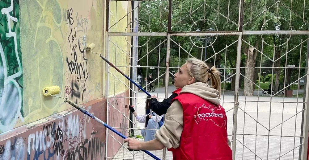 Фасады зданий Астрахани продолжают зачищать от рекламы запрещенных веществ