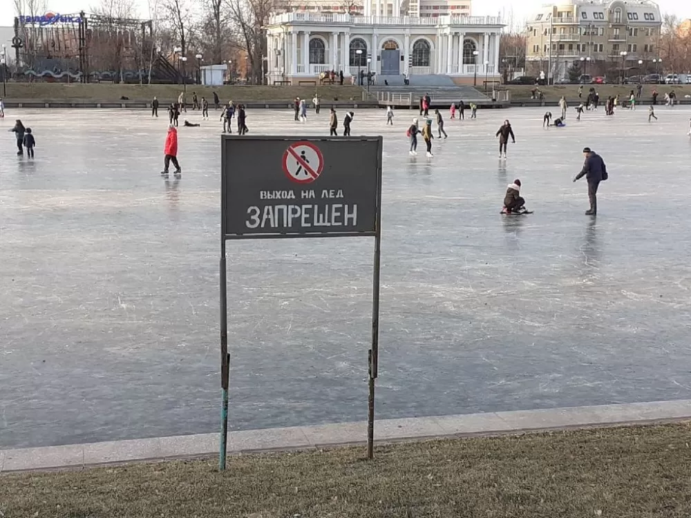 Астраханцев предупреждают - лед на каналах непрочный 