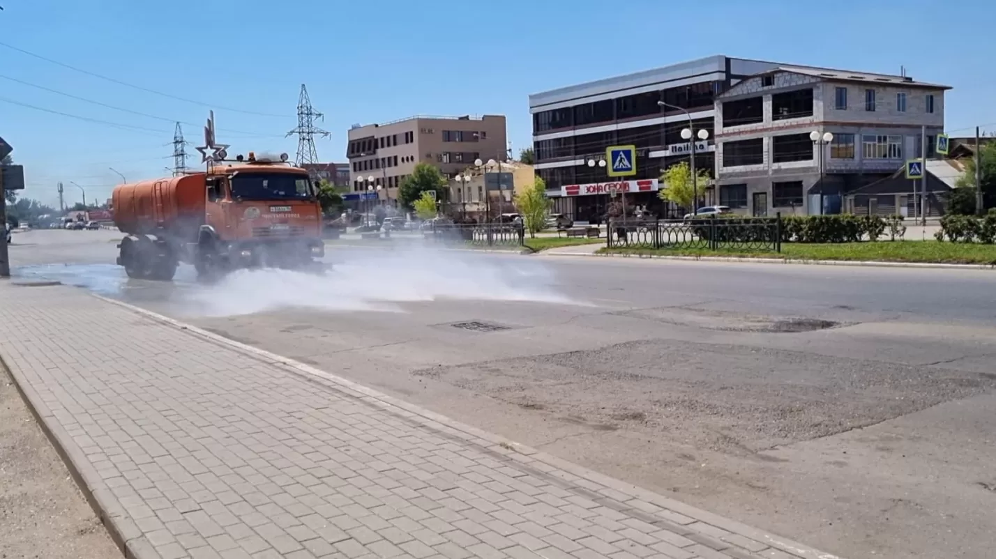 В Астрахани охлаждают асфальт, чтоб не плавился