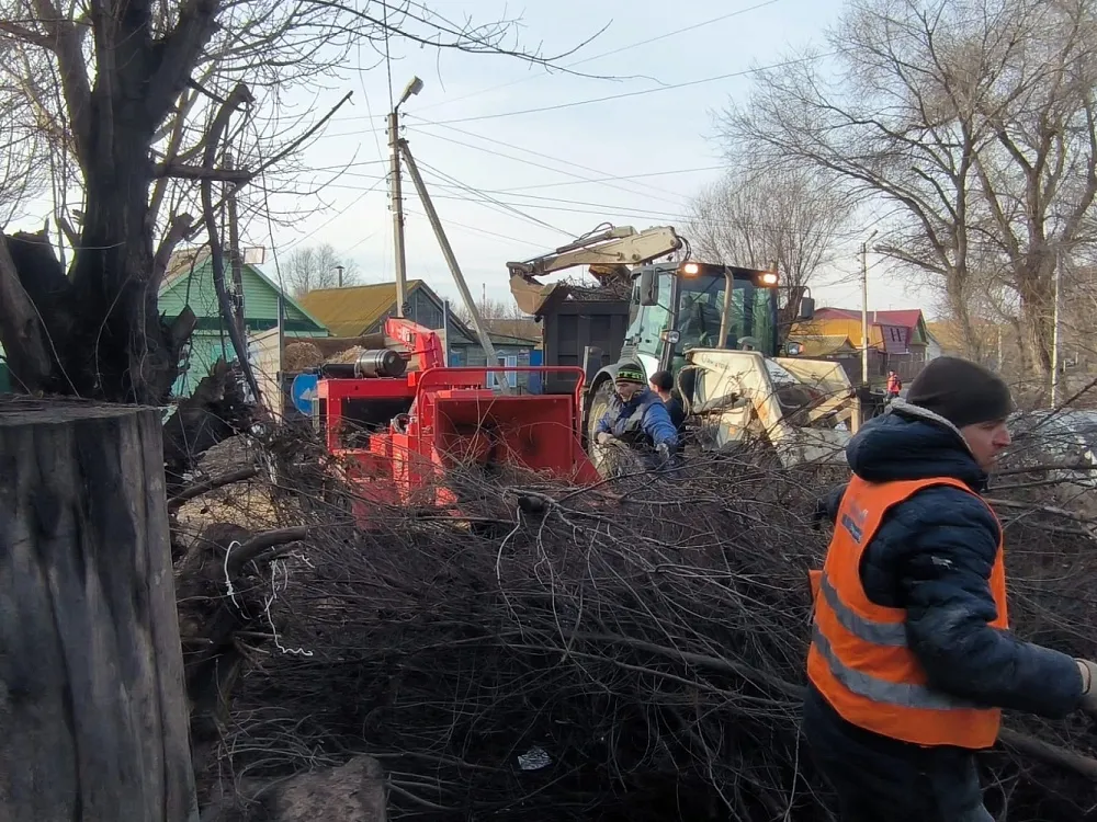 В микрорайоне Казачий в Астрахани идет масштабная уборка