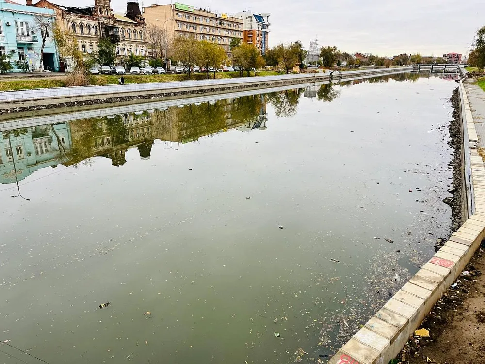 Со дна астраханских водных каналов достали старых покрышек на целый автопарк