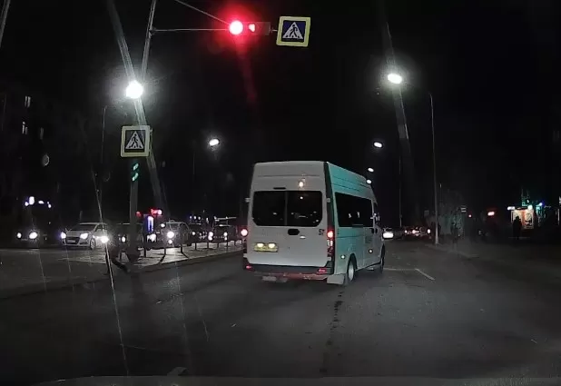В Астрахани на видеорегистратор засняли очередного маршрутчика-смертника