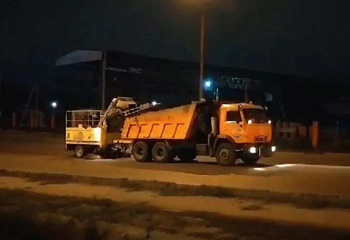 Спецтехника очищает дороги Астрахани от грязи