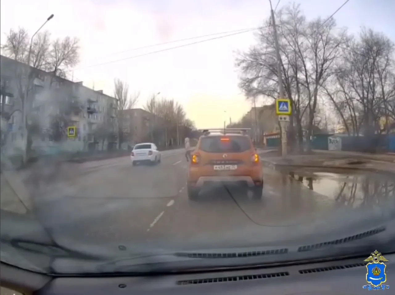 Астраханская полиция нашла по видео водителя, который чудом не сбил человека