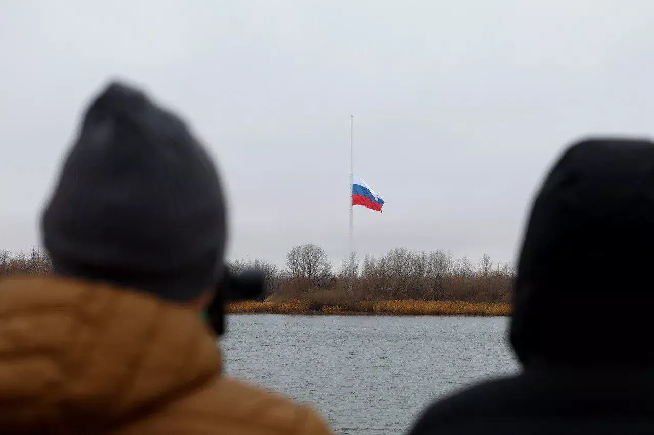 Огромный триколор взвился на Городским островом в Астрахани 