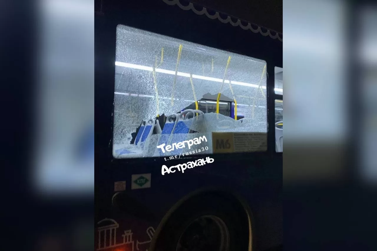 Астраханцы во время драки разбили стекло нового синего автобуса: видео