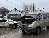 В Астрахани иномарка врезалась в маршрутку – пострадали трое несовершеннолетних 