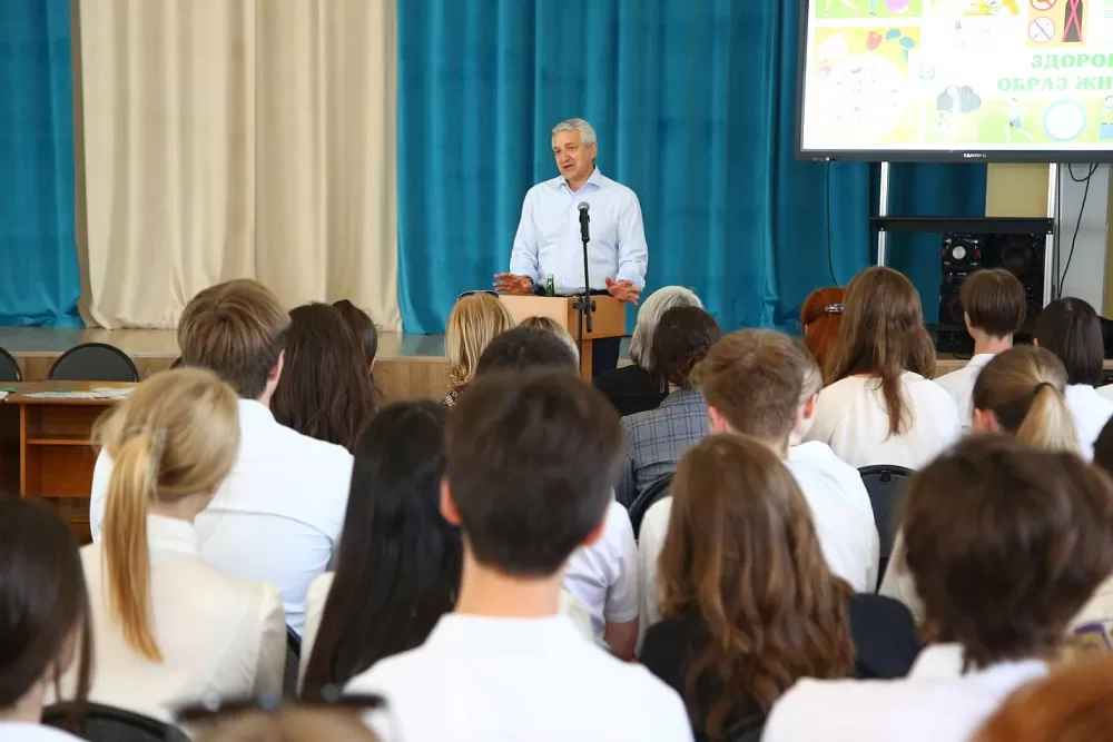 Депутат Госдумы Леонид Огуль пообщался с астраханскими старшеклассниками на тему здорового образа жизни 