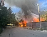 В Астрахани на площади 306 кв. метров горят два жилых дома и два сарая