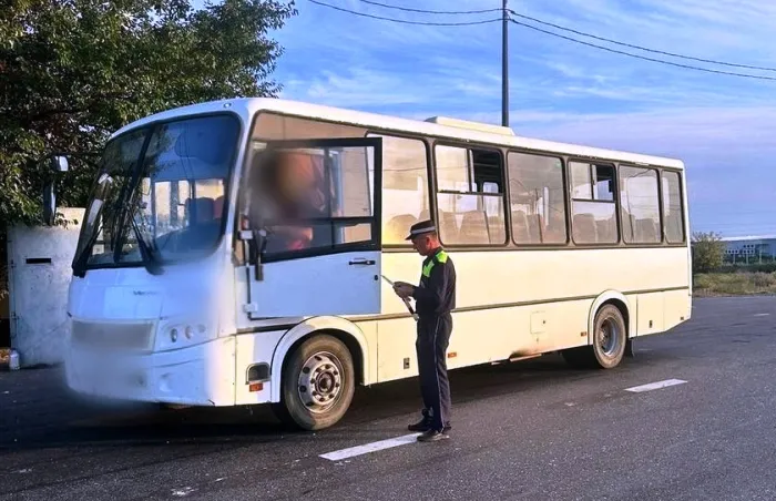 В ходе проверки астраханская полиция остановила на маршруте 66 неисправных автобусов