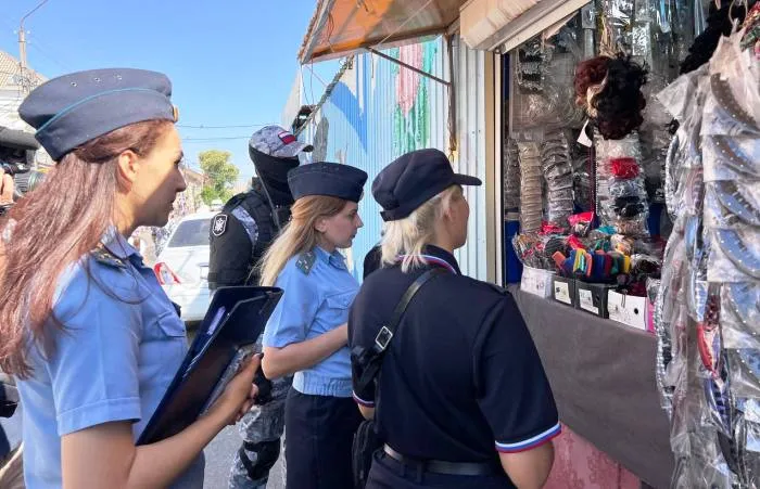 В Астрахани судебные приставы и полицейские нагрянули на рынок