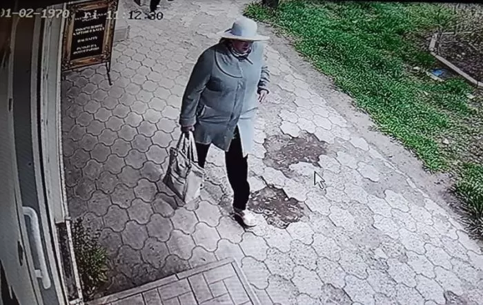 Внимание: в Астрахани полиция ищет двух мошенниц, укравших у пенсионерки золотые изделия и почти полмиллиона рублей