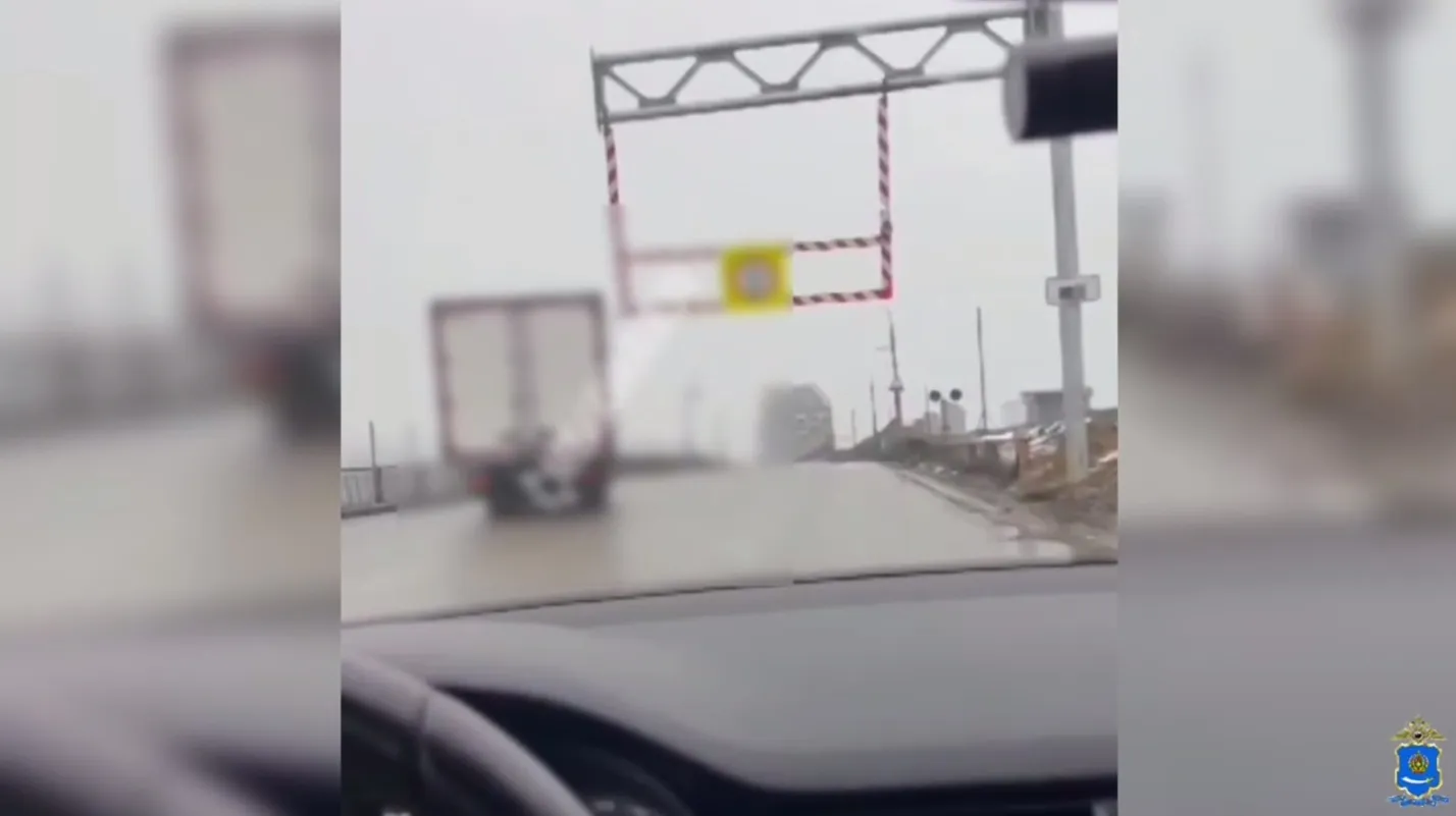 Астраханская полиция нашла водителей фур, которые проигнорировали рамку на Старом мосту