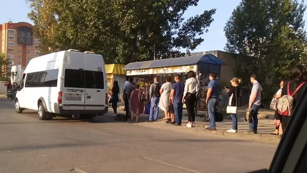 Жители микрорайонов Бабаевского и Астрахань-2 часами ждут общественный транспорт