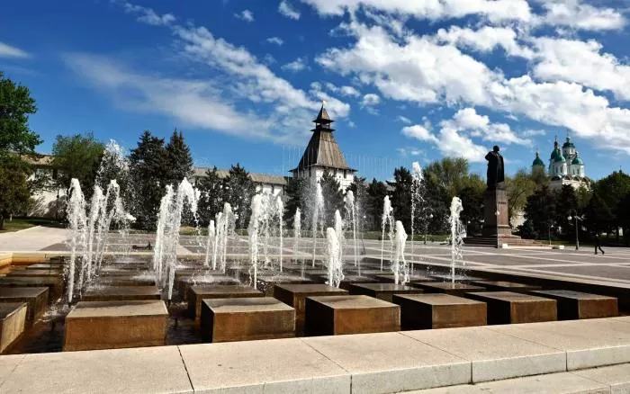 В Астрахани пробно запустили фонтаны на площади Ленина 