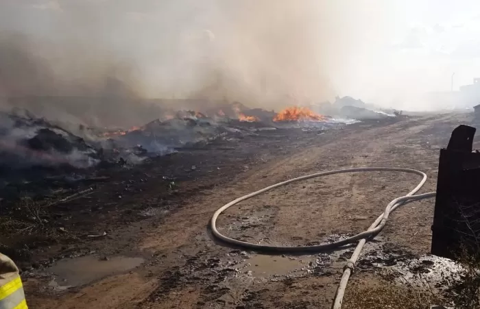 Мусорная свалка на западной окраине Астрахани горела пять часов