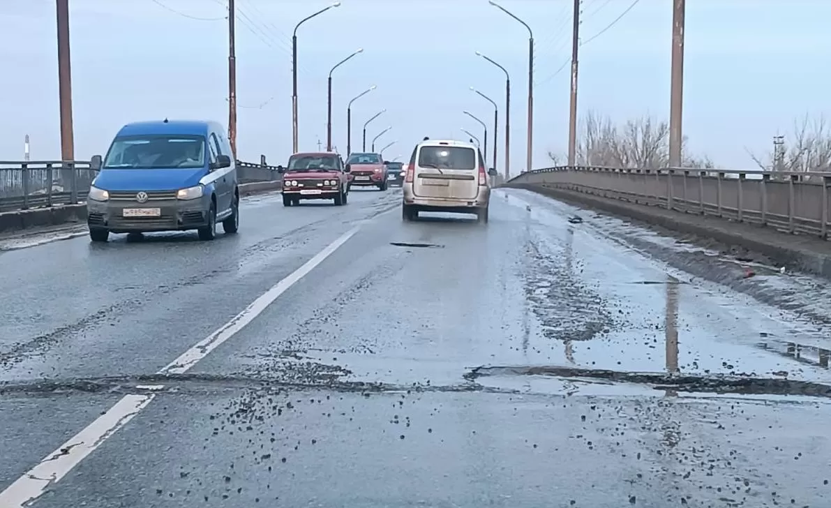 Астраханцам пообещали залатать дырявый мост возле Мясокомбината, но только  когда потеплеет