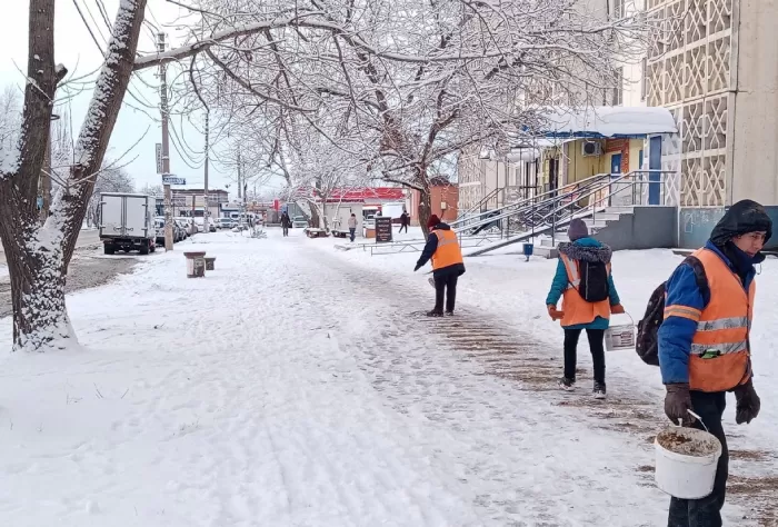 Астраханские коммунальщики продолжают вести борьбу со снегом