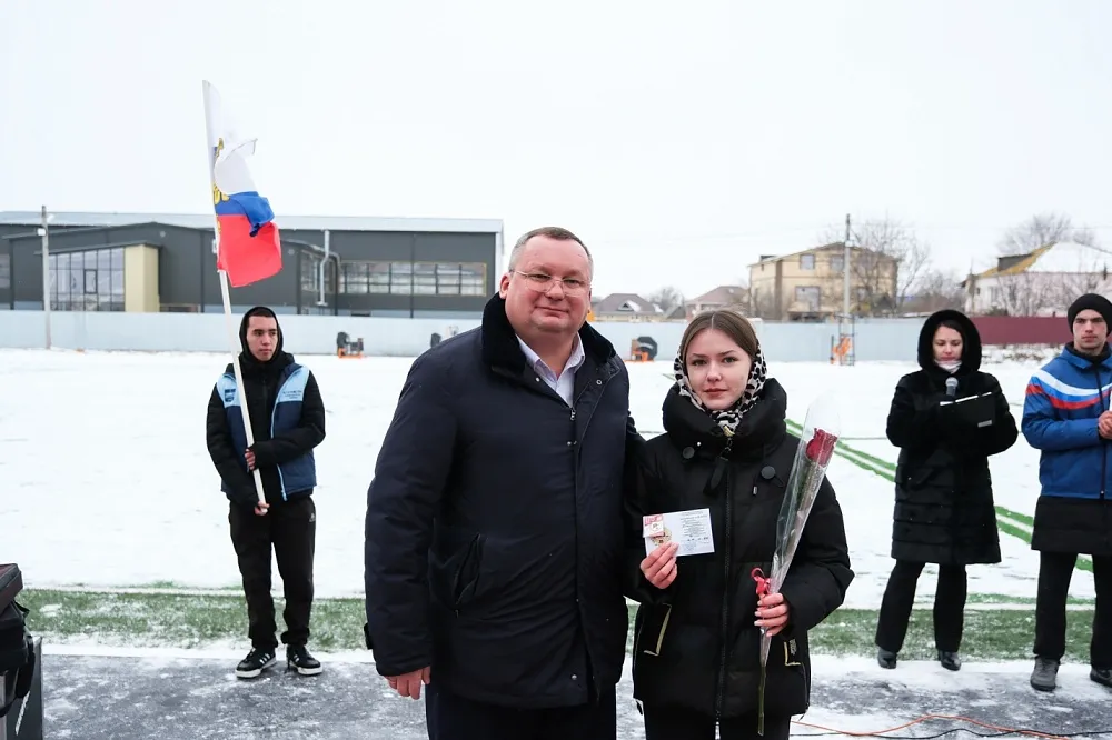 Председатель астраханской облдумы вручил золотые значки и удостоверения ГТО жителям Камызяка