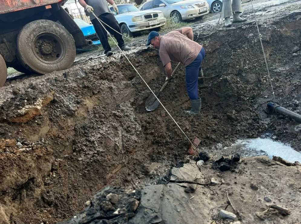 Астраханский водоканал продолжает сражаться с прорывом канализации на Эллинге