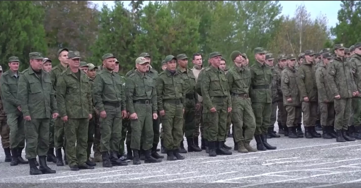 Астраханцам в запасе разносят повестки на военные сборы