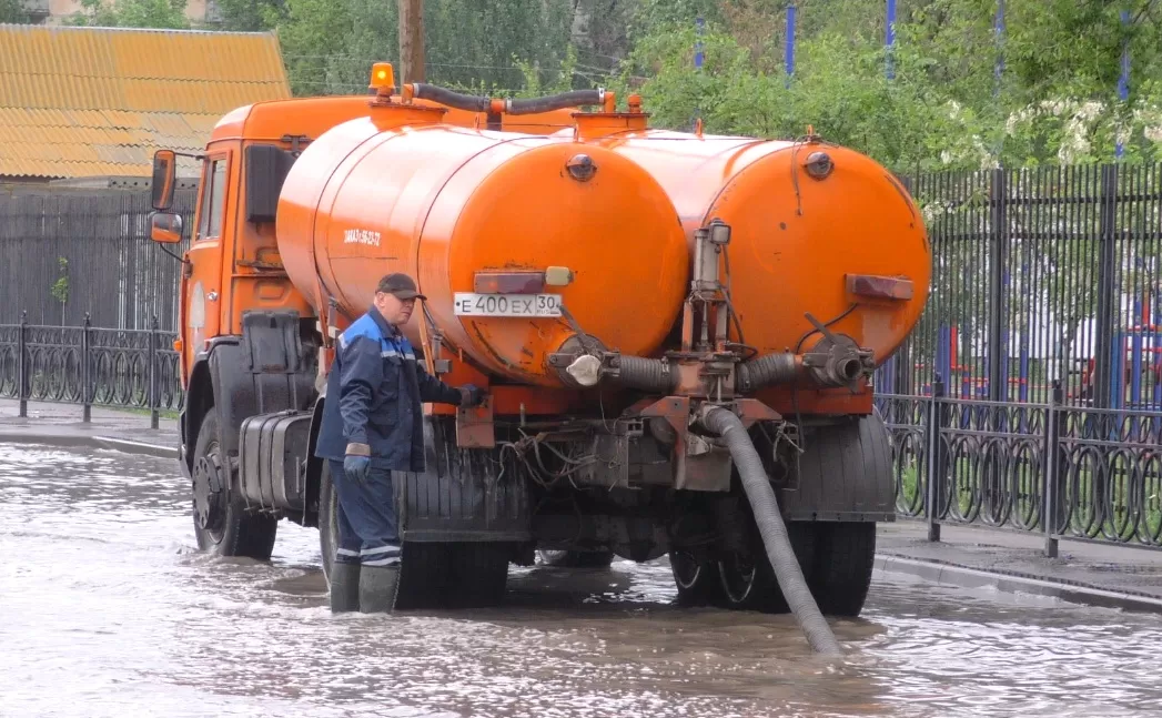 С улиц Астрахани за день откачали 650 000 литров воды
