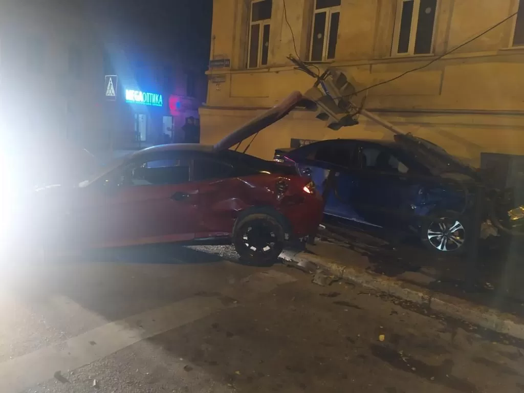 Ночью в центре Астрахани две иномарки снесли светофор во время столкновения
